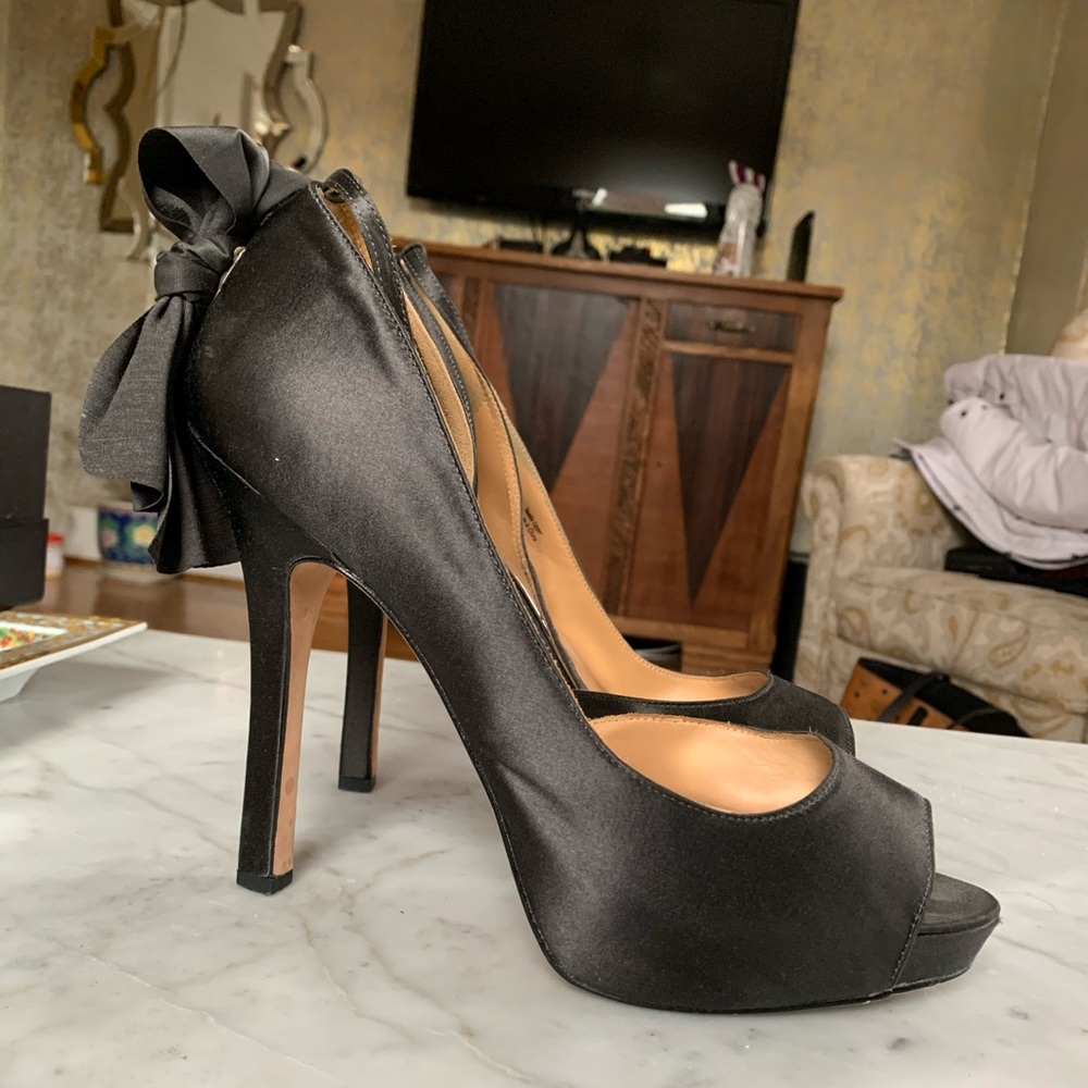 Badgley Mischka Platform Gray Satin heels Sz10